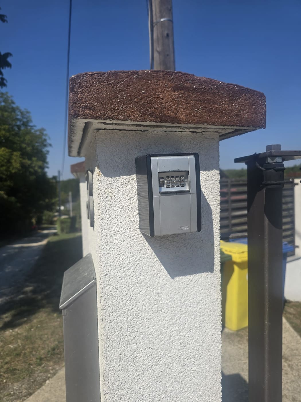 Sef s ključem na stupu ograde