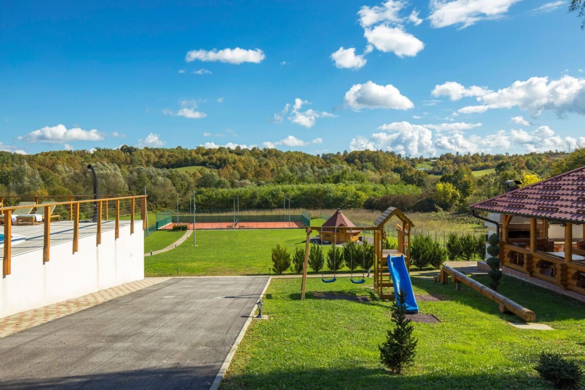 Teniski teren i dječje igralište